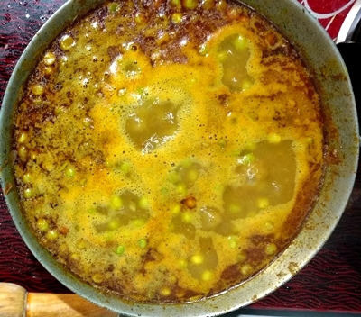Ghughni/green peas curry