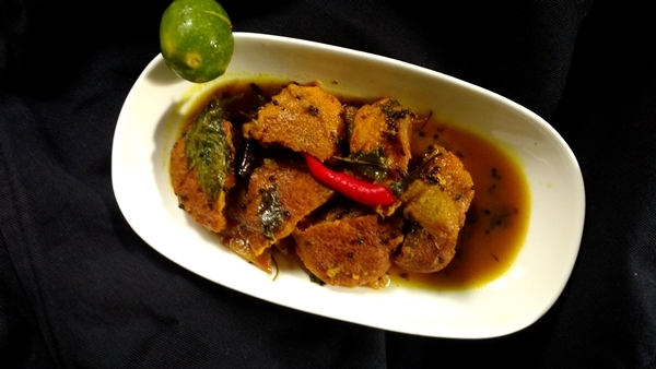 Macheer dimer borar tok(fish roe fritters curry)